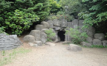 石の谷の洞窟